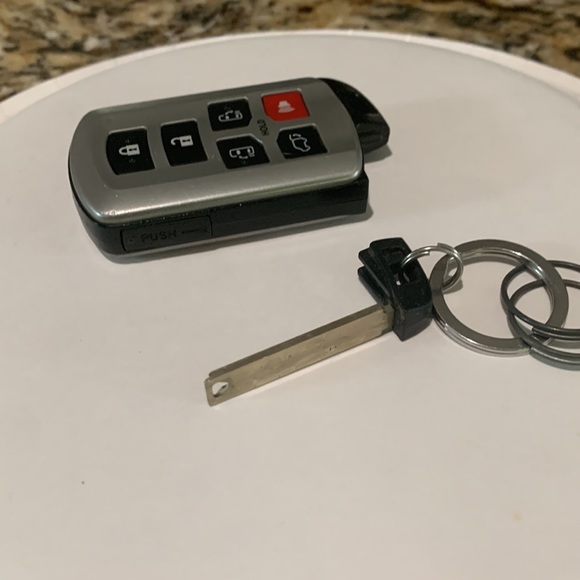 Toyota spare key Sienna (2018) - Picture 2 of 3